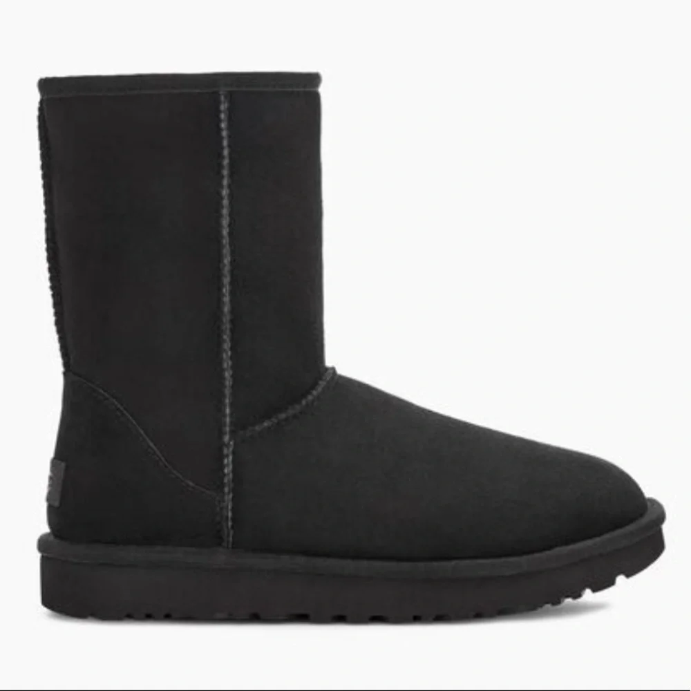 NWT Ugg Classic Short ll in Black Size 7